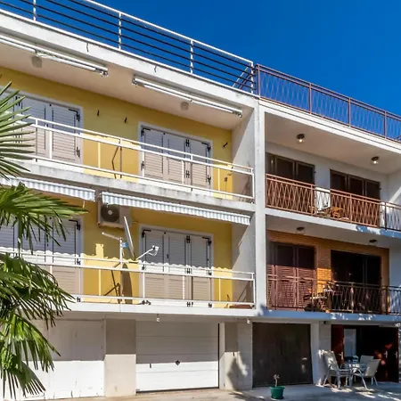 Apartment 2 Bedroom Stunning In